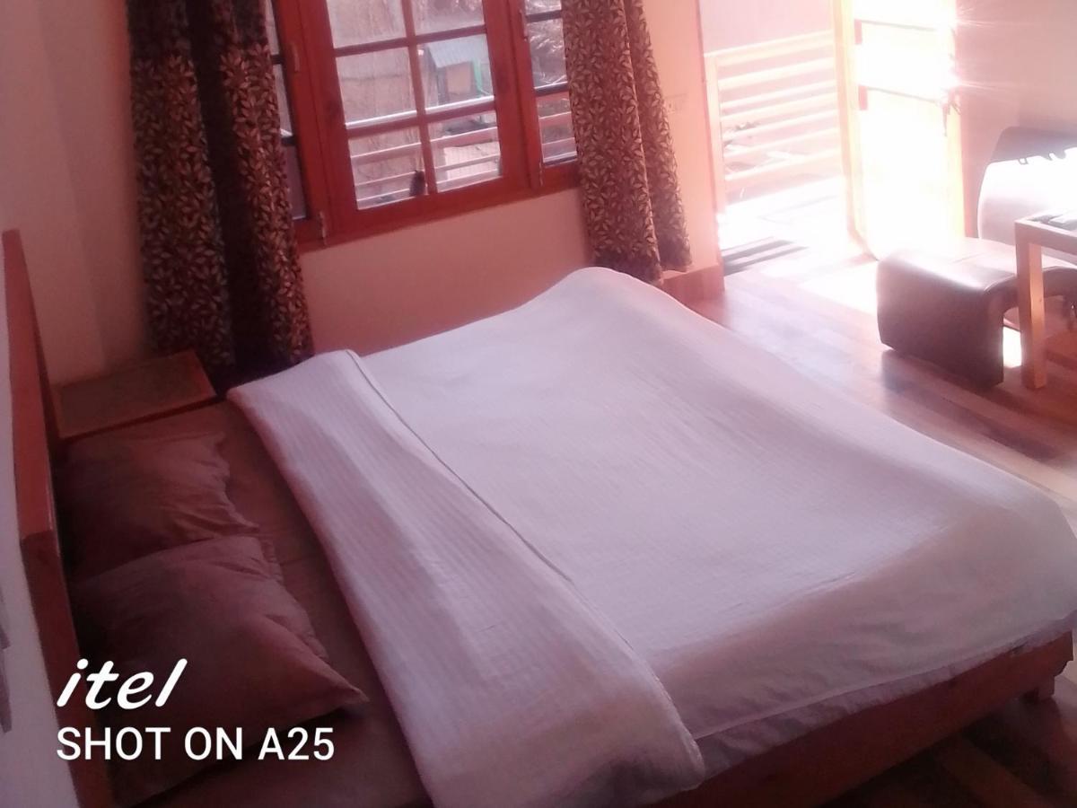 Shanti Dham Guest House & Cafe - Manali (Himachal Pradesh) — Photos 1